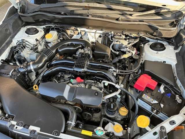 エンジンルームの状態もキレイで機関も良好です！当社では仕入時に90ヵ所以上の点検項目の確認や試乗も実施してます！問題のない車両を店頭にて販売しております！
