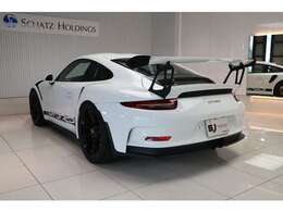 輸入車販売で培ったホスピタリティ。幅広い部品調達ネットワークを構築いたしております。納車点検整備はお任せください。ワイパー・エンジンOIL・ブレーキパッド・バッテリーなど交換させて頂いております。