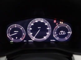 ”ドライバーを中心に一つ一つ丹念に磨き、力強さと上質さが融合した上質なデザインを採用しました！シンプルながらも落ち着いたメーターパネルは大人な雰囲気を演出します。”