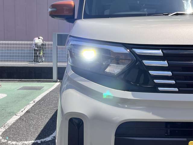 夜間の視認性に優れているLEDヘッドランプ搭載