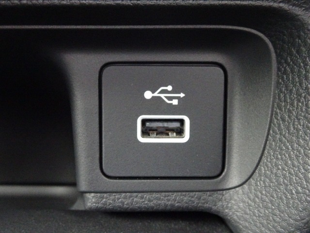 USBによる充電も可能となっております。