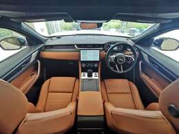 JAGUARならではの高級感と水平性を意識したデザインになっており、無駄のないラグジュアリーな作りを実現したインテリアとなっております。