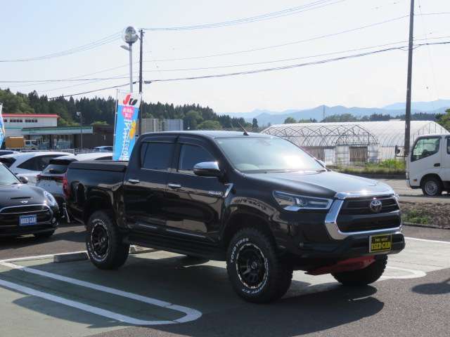 当店展示場では常時50台以上の在庫を展示しており、全車に走行距離及び修復歴を明示しております。長年の実績と経験からお客様に安心と満足をご提供致します。