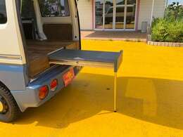 引き出し式のテーブル付きです。バーベキュー等キャンプでも大活躍の装備です！