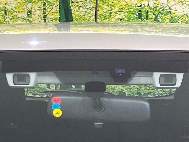 【アイサイトVer2】前方の車両等を検知し、衝突しそうな時は警報で注意を促し、ブレーキを踏む力をサポート。ブレーキを踏めなかった場合は衝突被害軽減ブレーキが作動、衝突回避をサポートします。