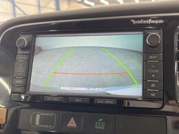 【バックカメラ】駐車時に後方がリアルタイム映像で確認できます。大型商業施設や立体駐車場での駐車時や、夜間のバック時に大活躍！運転スキルに関わらず、今や必須となった装備のひとつです！