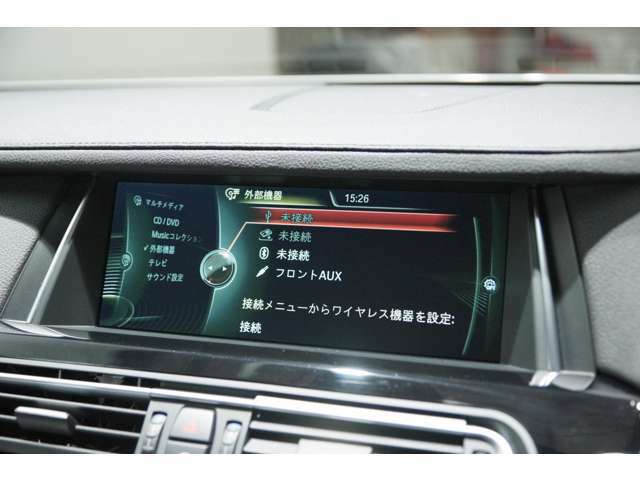 純正オーディオはCD/DVDだけでなくUSB接続やBLUETOOTH接続も装備されていますので、いつもスマートフォンなどでお楽しみの音楽を車内でも楽しむことが可能です。