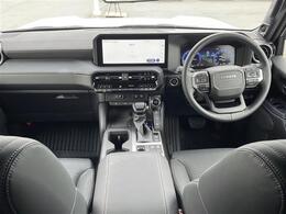 【　オ【インパネ全体】全方位で視界が広く、高い目線で運転もしやすいです！ートエアコン　】車内温度を感知して自動で温度調整をしてくれるのでいつでも快適な車内空間を創り上げます！