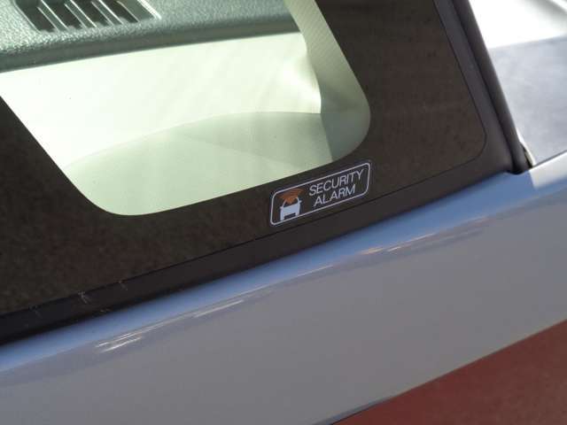 セキュリティアラームシステム！リクエストスイッチまたはキーレスエントリー以外の操作で解錠しドアを開くと、ハザードランプとホーン等で警告。盗難の予防にも役立ちます！イモビライザーも装備！