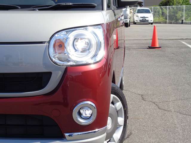 夜間の視界も見やすくて安心のLEDヘッドライト！視界の悪いときに大活躍のフォグランプ！オートライト機能も付いていますので、暗くなれば自動でライトの点灯、エンジン停止時は消灯してくれます！