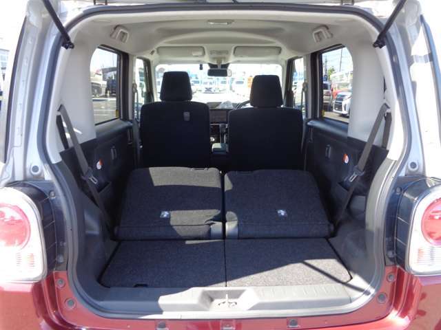 後席シートは左右分割で倒れるからこんなに広くなります！大きなお買い物も気にせずできますね！JAAA日本自動車鑑定協会の鑑定士によって車輌状態の細かな部分まで鑑定を行なっています！鑑定書付で安心！
