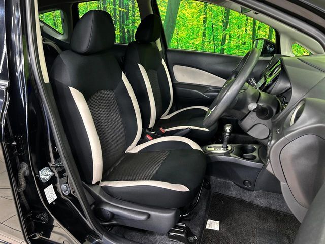 運転席まわりには十分なスペースがあり、大柄な方でもゆったり運転していただける環境です。