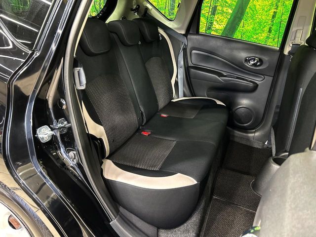 広々とした2列目シートは居住性が高く、居心地も快適！友達や家族とのお出かけにぴったりです。ベビーシートやチャイルドシート使用時も快適にお過ごしいただける十分な空間を確保しています。