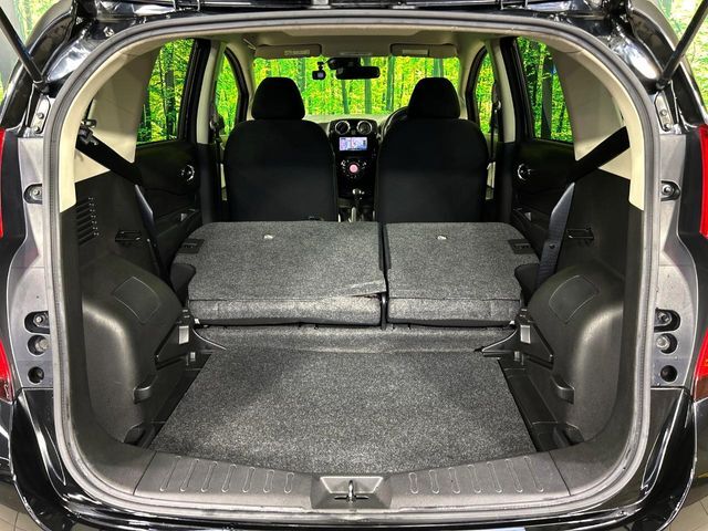 後席を格納すると、これだけの広さが！シーンに合わせたシートアレンジで、大きな荷物も積むことが出来ます♪