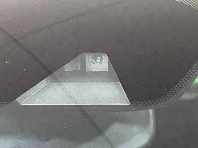 【エマージェンシーブレーキ】走行中に前方の車両等を認識し、衝突しそうな時は警報とブレーキで衝突回避と被害軽減をアシスト。より安全にドライブをお楽しみいただけます。