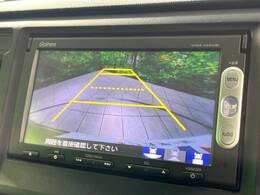 【バックカメラ】駐車時に後方がリアルタイム映像で確認できます。大型商業施設や立体駐車場での駐車時や、夜間のバック時に大活躍！運転スキルに関わらず、今や必須となった装備のひとつです！