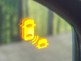 【ブラインドスポットインフォメーション】走行中、ドアミラーの死角になりやすい箇所に後続車が接近するとサイドミラー付近に警告を表示、ドライバーに注意喚起をしてくれます。