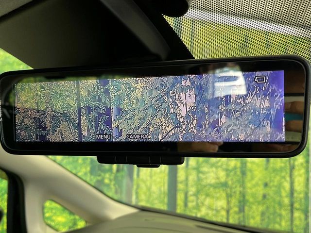 【インテリジェントルームミラー】後席の大きな荷物や同乗者で後方が確認しづらい時でも安心！カメラが撮影した車両後方の映像をルームミラー内に表示。クリアな視界で状況の確認が可能です！