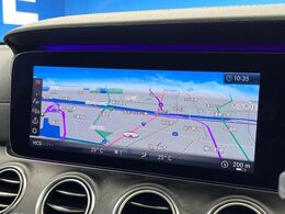 ●純正ナビ:一体感のあるナビは、高級感ある車内を演出してくれます。オーディオ機能も充実しておりますので、運転もより楽しめます♪