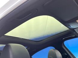 ●パノラミックスライディングルーフ：：大迫力のパノラマルーフは、後部座席にまで続いており、開放的な空間をお楽しみいただけます。