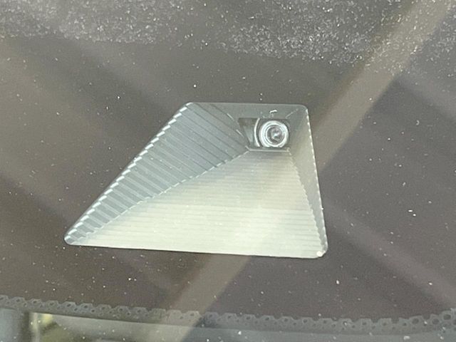 【ホンダセンシング】走行中に前方の車両等を認識し、衝突しそうな時は警報とブレーキで衝突回避と被害軽減をアシスト。より安全にドライブをお楽しみいただけます。