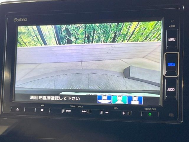 【バックカメラ】駐車時に後方がリアルタイム映像で確認できます。大型商業施設や立体駐車場での駐車時や、夜間のバック時に大活躍！運転スキルに関わらず、今や必須となった装備のひとつです！