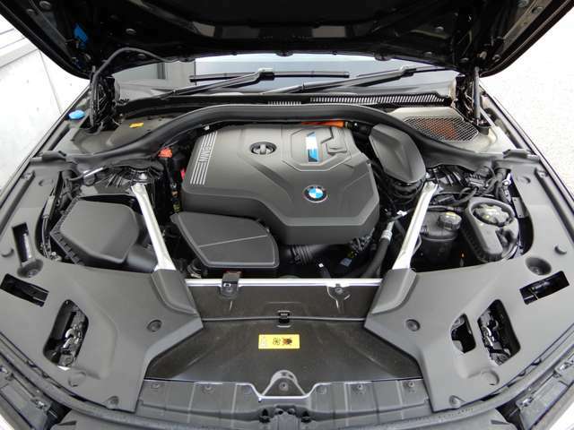 直列4気筒BMWツインパワー・ターボ・エンジン。出力135kW〔184ps〕/5000rpm（カタログ値）、トルク300Nm〔30.6kgm〕/1350-4,000rpm（カタログ値）♪