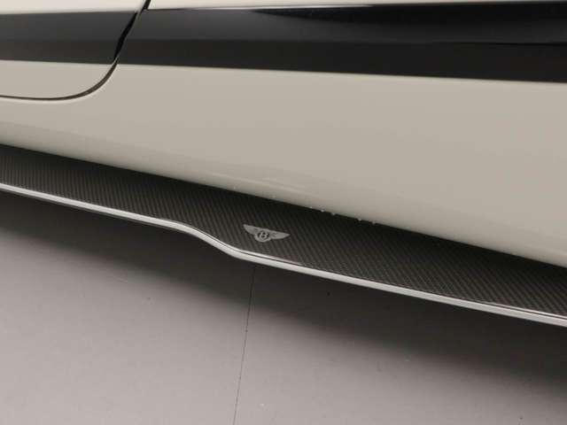 Bentley ”B”エンブレムがカーボンパーツにも