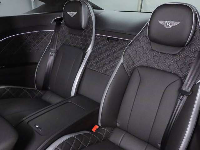 Grand Tourer らしく後席シートもしっかりクッション持たせたシートです