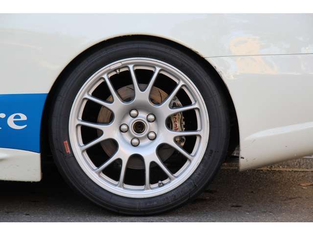 リアは18インチ。4Potキャリパー