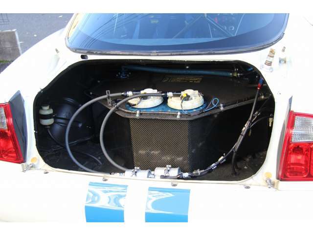 トランク内は安全燃料タンクが装備されています。容量は100lと耐久レースにも参加可能です。