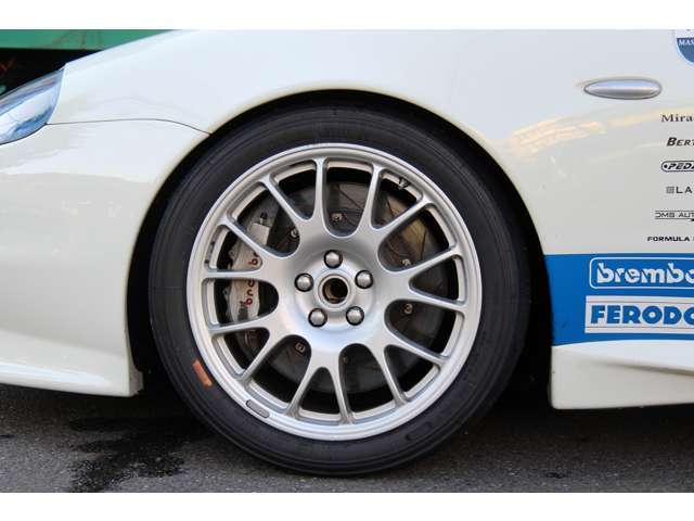 Trofeo専用18インチホイール。キャリパーFront6pot。タイヤはスリックタイヤです。未装着ののミシュランスリックタイヤ1setとワンオフで製作したホイールを1setをお付け致します。