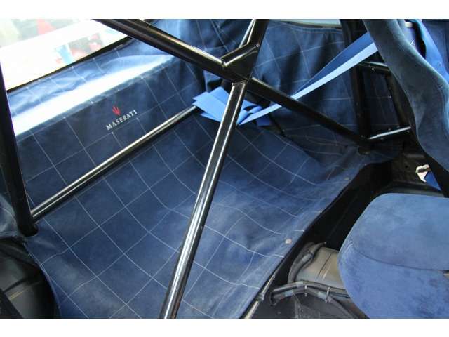 ロールバーが装備されています。普通のレーシンカーはパネルが剥き出しですがオシャレなマセラティはアルカンターラの生地で覆われています。