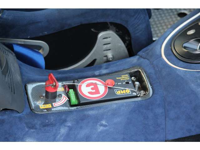 キルスイッチ、消火器噴霧システムが装備されています。