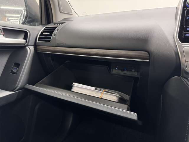 【グローブボックス】車検証、サングラスやCDなど小さい荷物が収納できるので車内を綺麗に整頓できますね。