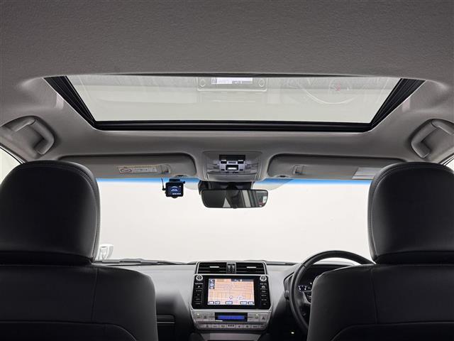 【ムーンルーフ】チルトUP・スライド電動式のムーンルーフが装着されております。車内の空気の入れ替えはもちろん、日光の取り入れや天体観測、などお楽しみいただけます。