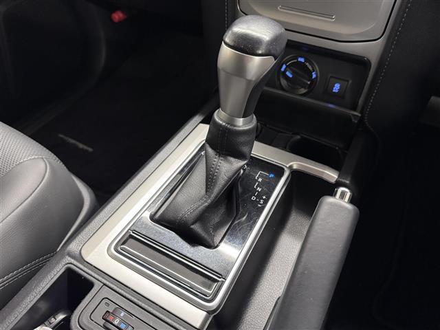 【フロアシフト】直感的な操作性や手に取りやすいレバー位置が特徴です。MTモードはエンジンブレーキやパワフルな加速を要する際など様々なケースで活躍。