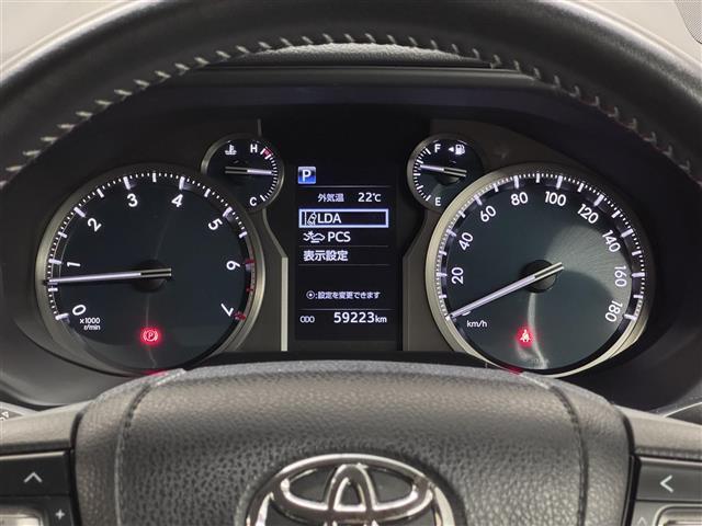 【メーターまわり】ドライバーから見やすい位置にあって安全運転に寄与します。マルチインフォメーションディスプレイでは、クルマに関する情報の確認はもちろん、各種安全機能・装備のON/OFFも設定可能。