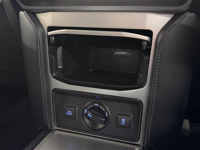 店舗にて現車の確認もいただけますので、お電話で在庫のご確認の上是非ご来店くださいませ。