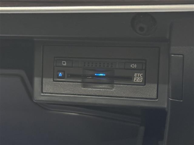 【ビルトインETC2.0】ETCが生まれ変わり、高速道路と車が情報を連携。渋滞の迂回ルートを教えてくれたり、災害時の適切な誘導をしてくれたりと、多彩な情報サービスでさらなる快適なドライブを提供します。