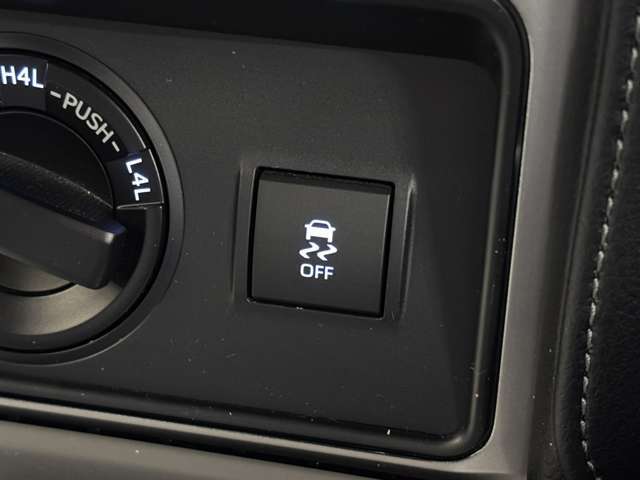 【トラクションコントロール】クルマがタイヤの過回転を検知し、滑りやすい路面等での急発進などによるスリップを防ぎます。