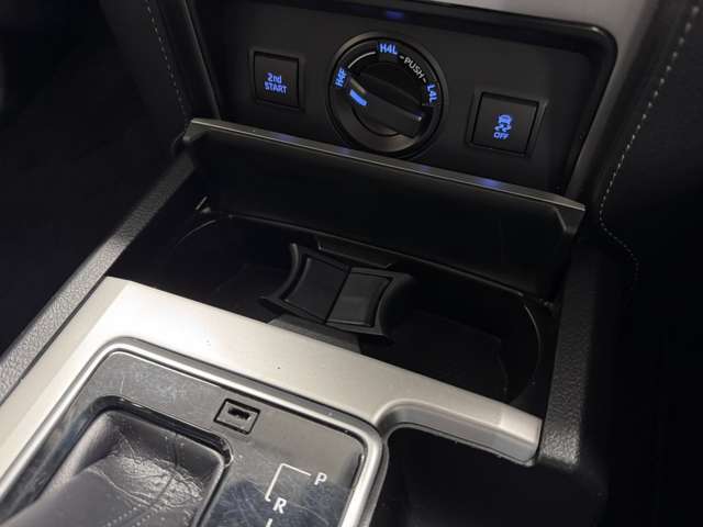 【ドリンクホルダー】ペットボトルやタンブラーなど、飲み物の置き場所に困ることなく、スマートにドリンクが収納可能。