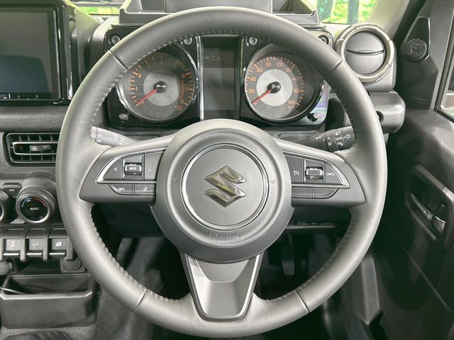 【純正革巻きステアリング】上質な革を使用することで、手にしっかり馴染みとても運転しやすいハンドルです♪