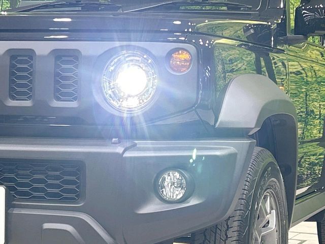 【LEDヘッドライト】悪天候や夜間走行時も良好な視界を確保し安心して運転できる高輝度LEDヘッドライトを装備！点灯速度が早く、消費電力も抑えられています。