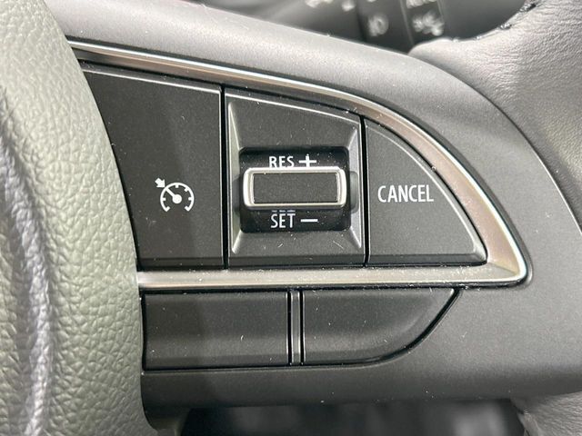 【クルーズコントロール】高速道路もラクラク走行。アクセルを離しても一定速度で走行ができ、長距離運転時の負担を軽減！加速・減速も簡単なスイッチ操作で調整できます。