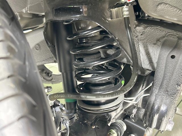 お車を安心してお乗りいただく為には、足回りの定期点検が欠かせません。サービスサポート（有償保証）では無料点検もご提供しており、安心のカーライフをお過ごしいただけるサポート体制が整っています。