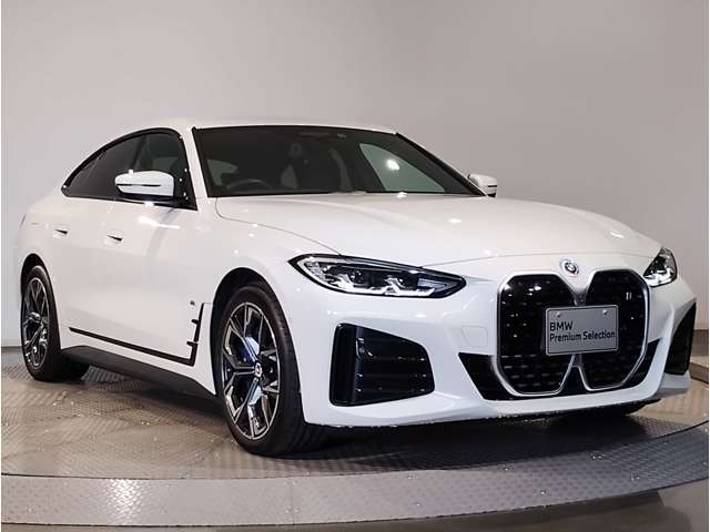 【BMWの伝統-2】時代を超える美しさ。磨き抜かれたエアロダイナミクスが瞳を奪う。一目で伝わるスポーティーなプロポーションは、BMWの走行性能を生み出すのに欠かせない要因の一つです。