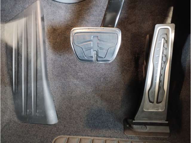 【ペダル】BMWはオルガン式アクセルペダルを採用しています。踏み込む足とペダルが同じ軌跡を描くため、かかとがずれにくく、アクセルコントロールがよりしやすくなるメリットがあります。