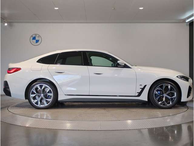 【BMWの伝統-3】BMWのお車は、“駆け抜ける歓び”を体現しております。走行の安定性とコーナリングの良さを追求し、思い通りにハンドルの操作可能です。