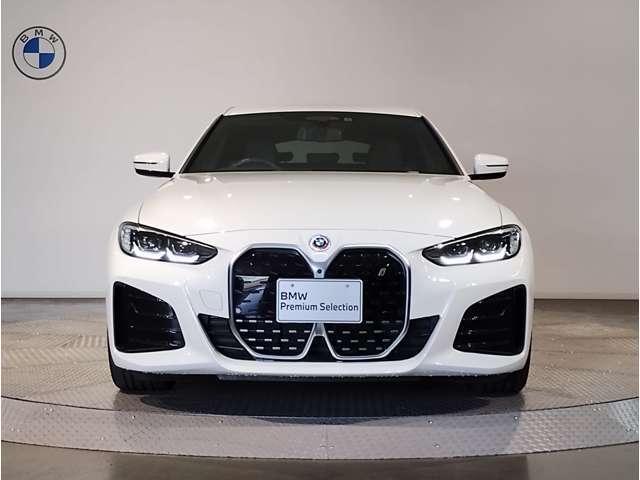 【BMWの伝統-1】BMWの特徴的な“キドニーグリル”は、80年以上続く伝統の形でございます。変わらないこだわりのデザインが、プレミアムブランド“BMW”を創り出します。